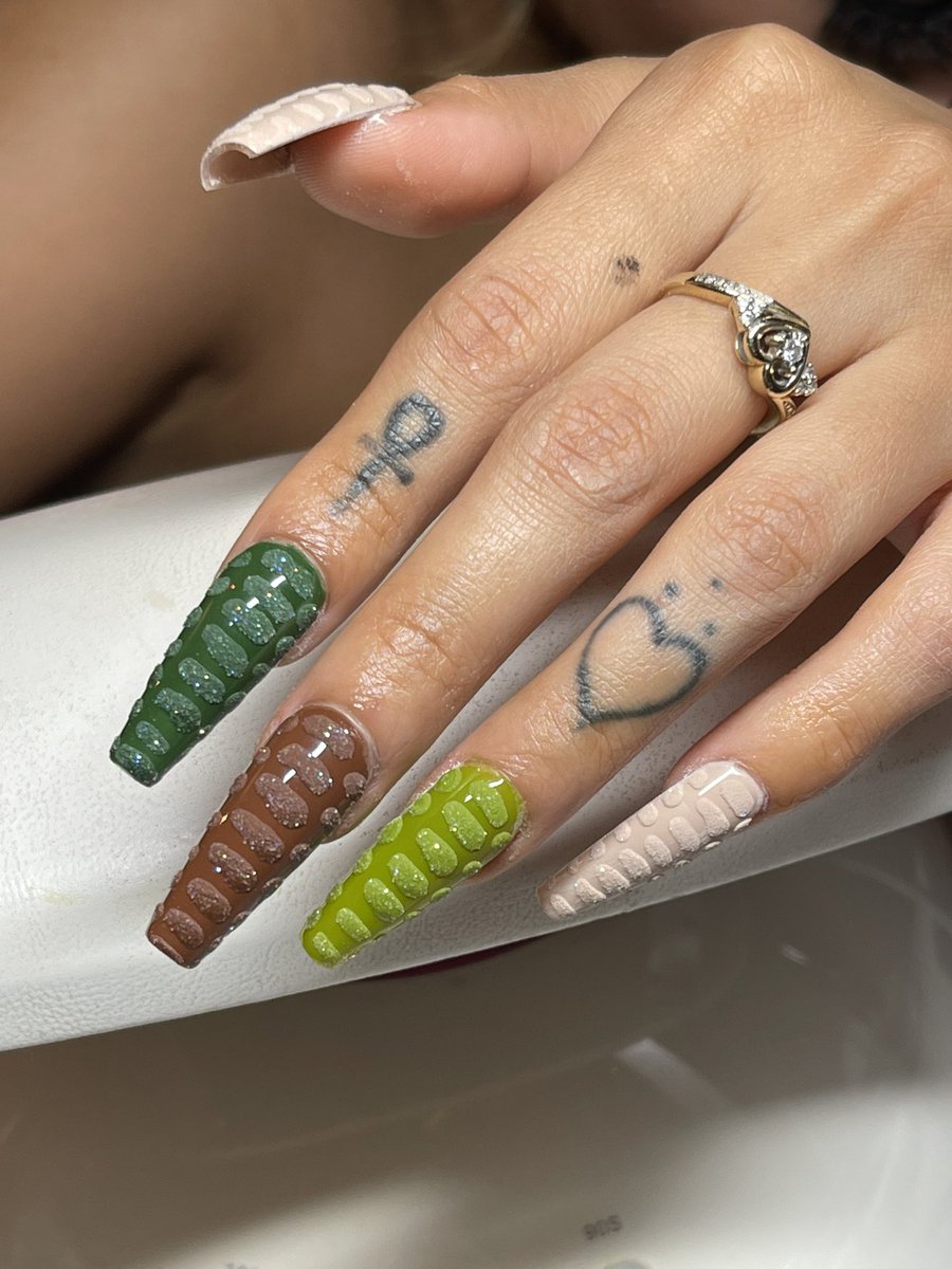 flowerface14's tweet photo. My nail biz Is picking up again &amp; it made me realize how much I missed it. We had a slow month but we back and we betta! 
IG: Lotusflwrnails https://t.co/SpMwtxV35K