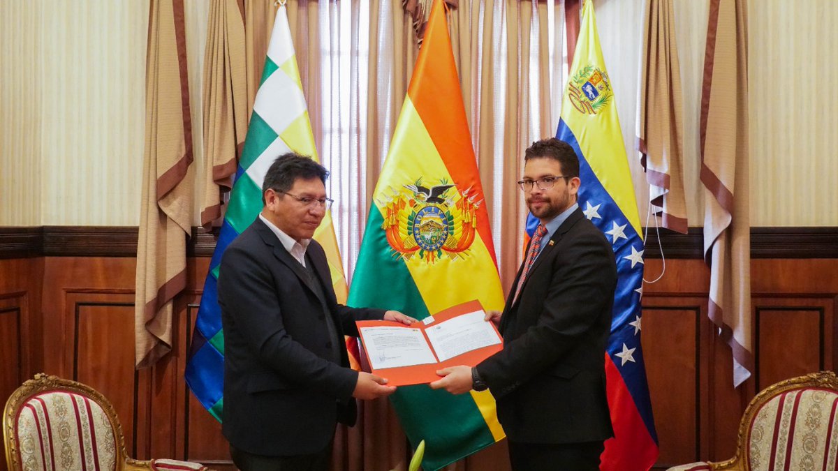 CesarTrompiz (@soycesartrompiz) on Twitter photo Hoy me reuní con el vicecanciller boliviano Freddy Mamani para celebrar 139 años de relaciones Bolivia Venezuela. Entregamos la comunicación conmemorativa del presidente <a href="/NicolasMaduro/">Nicolás Maduro</a> y la efigie de nuestro Libertador Simón Bolívar, fuente de inspiración de nuestras relaciones. Hoy me reuní con el vicecanciller boliviano Freddy Mamani para celebrar 139 años de relaciones Bolivia Venezuela. Entregamos la comunicación conmemorativa del presidente <a href="/NicolasMaduro/">Nicolás Maduro</a> y la efigie de nuestro Libertador Simón Bolívar, fuente de inspiración de nuestras relaciones.