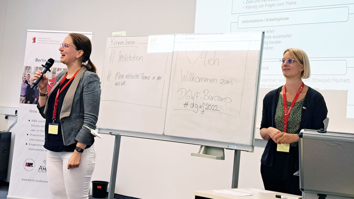 Auftakt der DGWF Jahrestagung #DGWF2022 – Themen u. a. Motivation von Lehrenden, die Bedeutung von #Forschung f. d. Praxis, #Weiterbildungsmarketing, Austausch von #Hochschule &amp; #Wirtschaft. Moderation des BarCamps: Anna Bergstermann <a href="/FrankfurtUAS/">Frankfurt University of Applied Sciences</a> und Ilona Arcaro @th_koeln.
