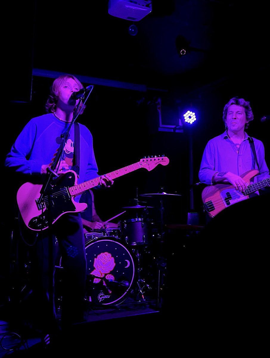 kateconwayflood's tweet photo. πΆ THE XCERTS @ THE OLD BLUE LAST πΆ
Got on down to @theoldbluelast to see @thexcerts absolutely breezing their way through their set for Revive Live last night.
#οΈβ£ #thexcerts #theoldbluelast #revivelive #livemusic #gig #scatterbrain #slackerpop #indie #rock #indierock https://t.co/oNVLFCJOYx