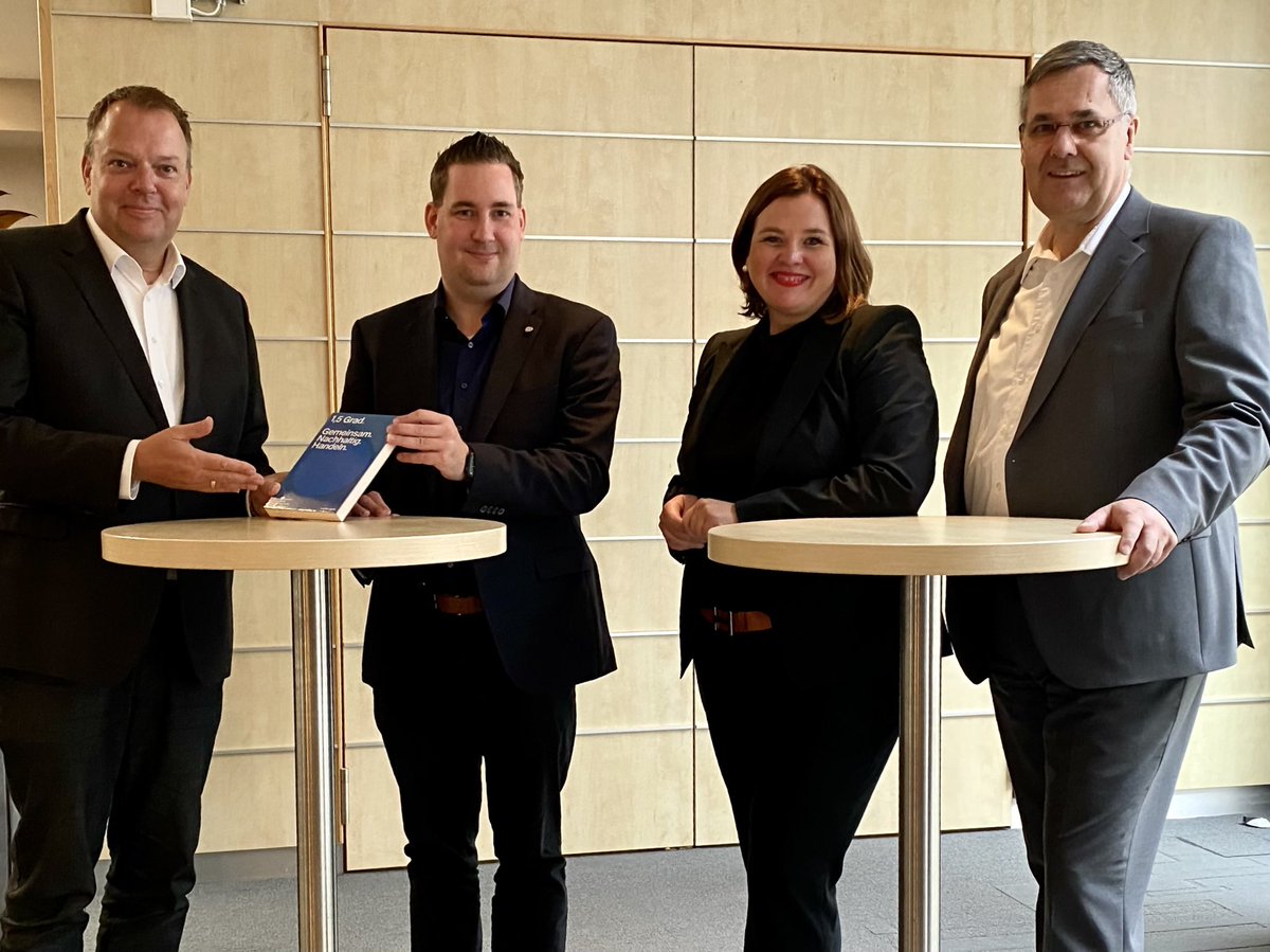 Infogespräch im #Feierabendhaus im <a href="/chemieparkmarl/">Chemiepark Marl</a> bei <a href="/Evonik_DE/">Evonik DE</a> mit dem #SPD-MdB <a href="/BrianNickholz/">Brian Nickholz</a>. Zusammen mit Standortleiter Bernhard Vendt und Daniela Kampmann die neuesten Infos ausgetauscht - und das neue #1,5 Grad-Buch des <a href="/chemieverband/">VCI</a>. Gedruckte Nachhaltigkeit!