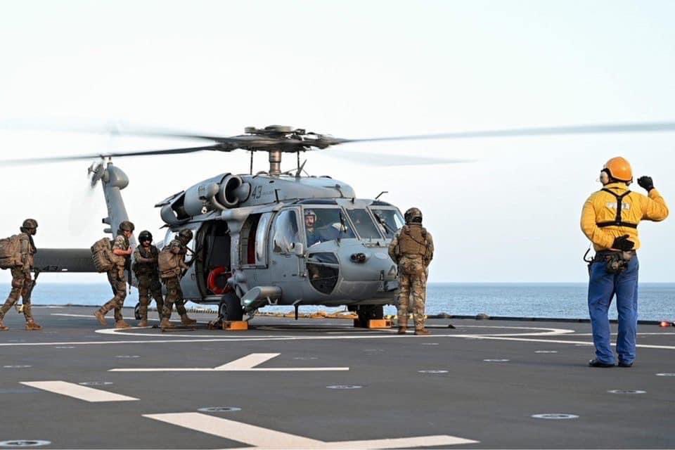 In case you missed it!

Helicopter Sea Combat Squadron (HSC) 28, Detachment 4 the “Dragon Whales” are putting in the work aboard the USS Kearsarge (LHD 3) 💪🏽🚁💪

#HSC28 #FlyNavyLANT #NavalAviation