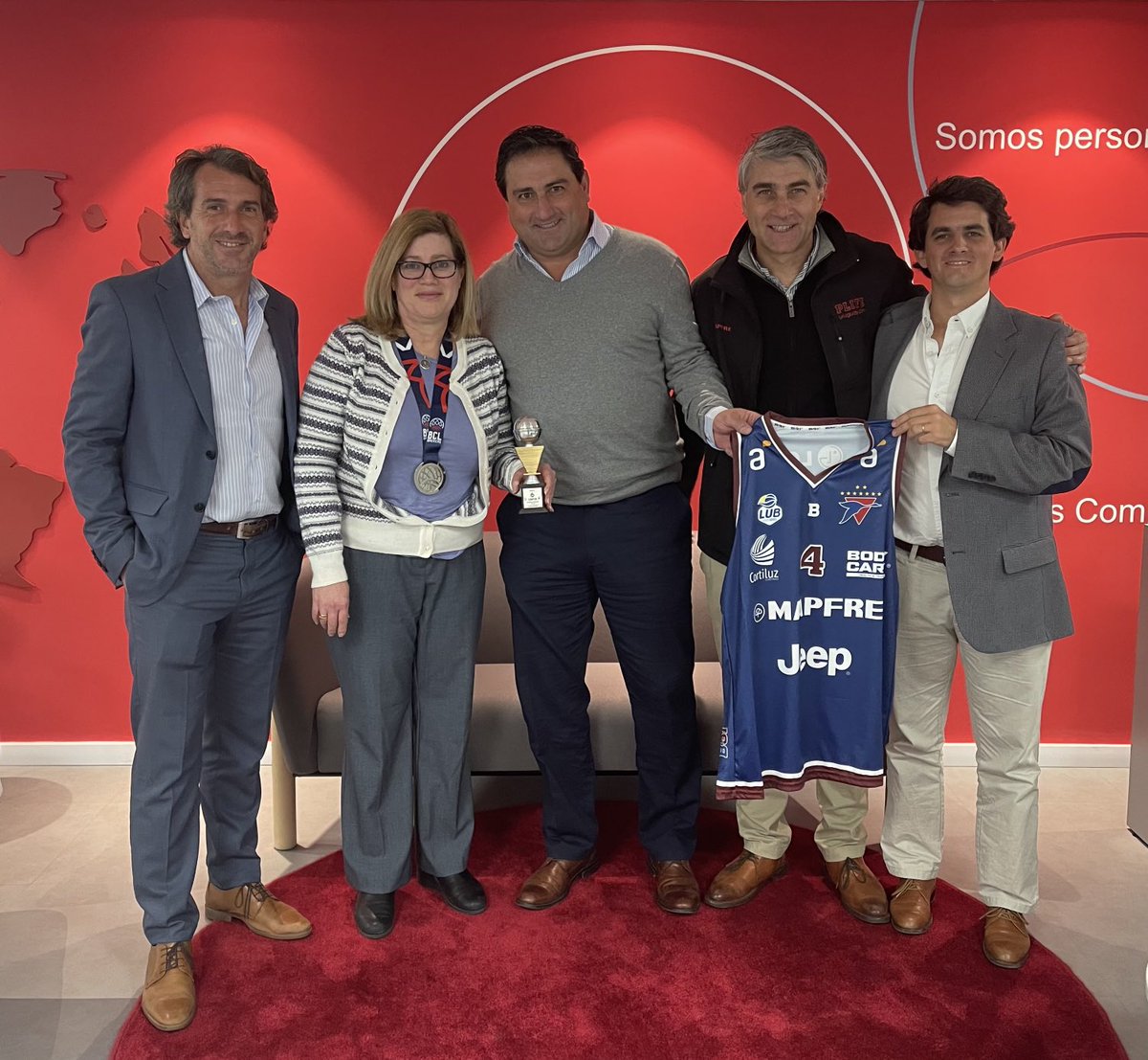 Mcecidl's tweet photo. Hoy recibimos en nuestra sede a ⁦@MarcePERILLO⁩ y ⁦@joseguerrerouy⁩, Presidente y Tesorero del club, quienes compartieron con nosotros ⁦un presente del equipo ⁦⁦⁦@biguabasquet⁩. Enhorabuena por el campeonato Liga Uruguaya de Basquetbol 2021-2022 https://t.co/z0CeV7pw75