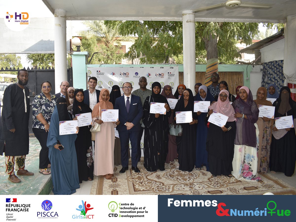 DjiboutiTechHub's tweet photo. [𝓡𝗲𝗺𝗶𝘀𝗲 𝗱𝗲𝘀 𝗰𝗲𝗿𝘁𝗶𝗳𝗶𝗰𝗮𝘁𝘀-𝗦𝗲𝗰𝗼𝗻𝗱𝗲 𝗰𝗼𝗵𝗼𝗿𝘁𝗲 𝗛𝗼𝗿𝗻 𝗗𝗶𝗴𝗶𝘁𝗮𝗹 𝗔𝗰𝗮𝗱𝗲𝗺𝘆]
1/6🎓Cérémonie de remise d'attestations parrainée par Arnaud Guillois Ambassadeur de🇫🇷à🇩🇯 au profit de 2⃣2⃣ recipiendaires👩🏿‍💻de la session de Juillet-Aout💫

#Djibouti https://t.co/UmfXbMD4IP