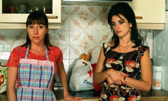 Volver (2006):
Raimunda (Penélope Cruz) - “¡Sole, mírame! ¿Hay más cosas que yo debería saber y que no sé?”
Sole (Lola Dueñas) - “¡Mogollón!”
