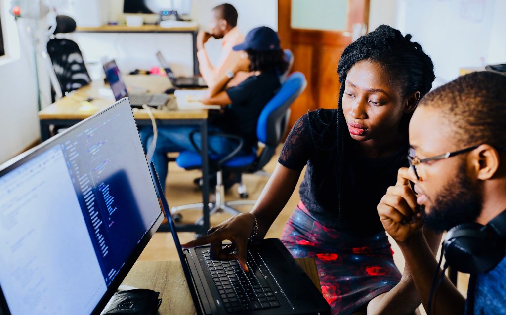 Akkodis_US's tweet photo. While most tech companies are remaining at least partially #remote, a select few are mandating a full five days in person. Learn what employees are saying here: https://t.co/BTNUpWAwNF https://t.co/a5lKhJw1C7