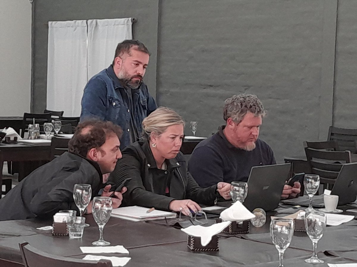 FHipodromos's tweet photo. Estuvimos presentes esta mañana en el Jockey de Villa Mariavon el Dr. Andrés Balkenende en reunión por la formación de la Federación Cordobesa, Ley de Juego, conciliación del calendario hípico 2023 y diferentes temas comunes hacia un #TurfFederal 

#COMPROMISO #turf https://t.co/GELnS8Ko3D