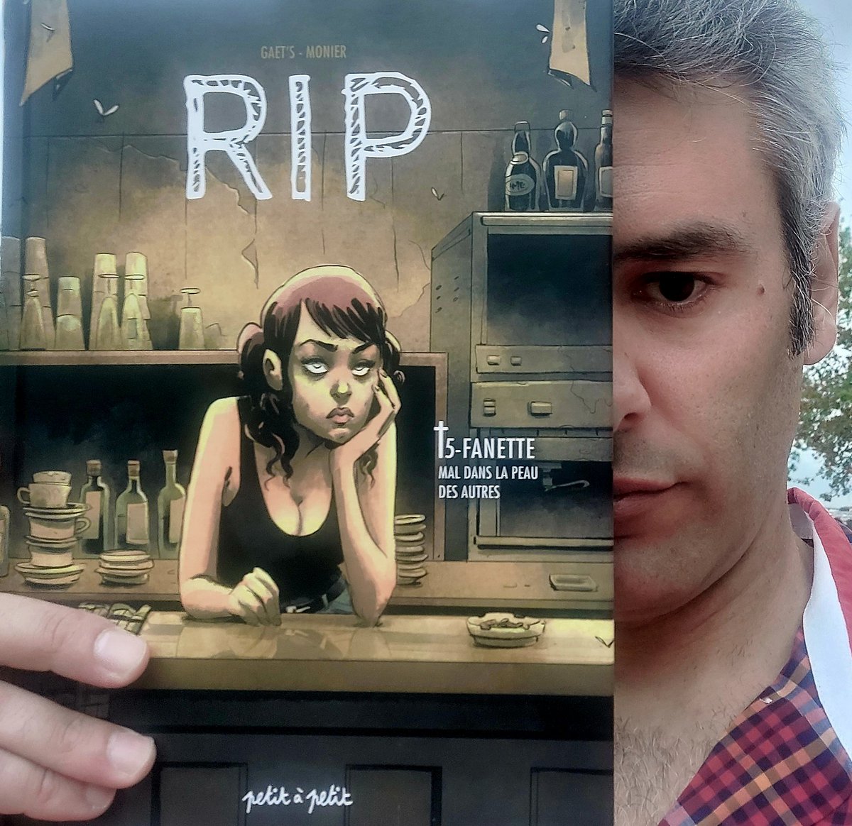 florenttoscano1's tweet photo. Aujourd'hui c'est le 14 septembre. Vous voyez ?
Ça veut dire que c'est le dernier tome avant qu'il n'y ait le prochain... Et le prochain il viendra pas tout seul, le prochain. Vous voyez mieux, là ?

@PETITAPETIT__ @jeuxopla
#rip #bd #jeu #serie #culte https://t.co/n9jxMcZWp7