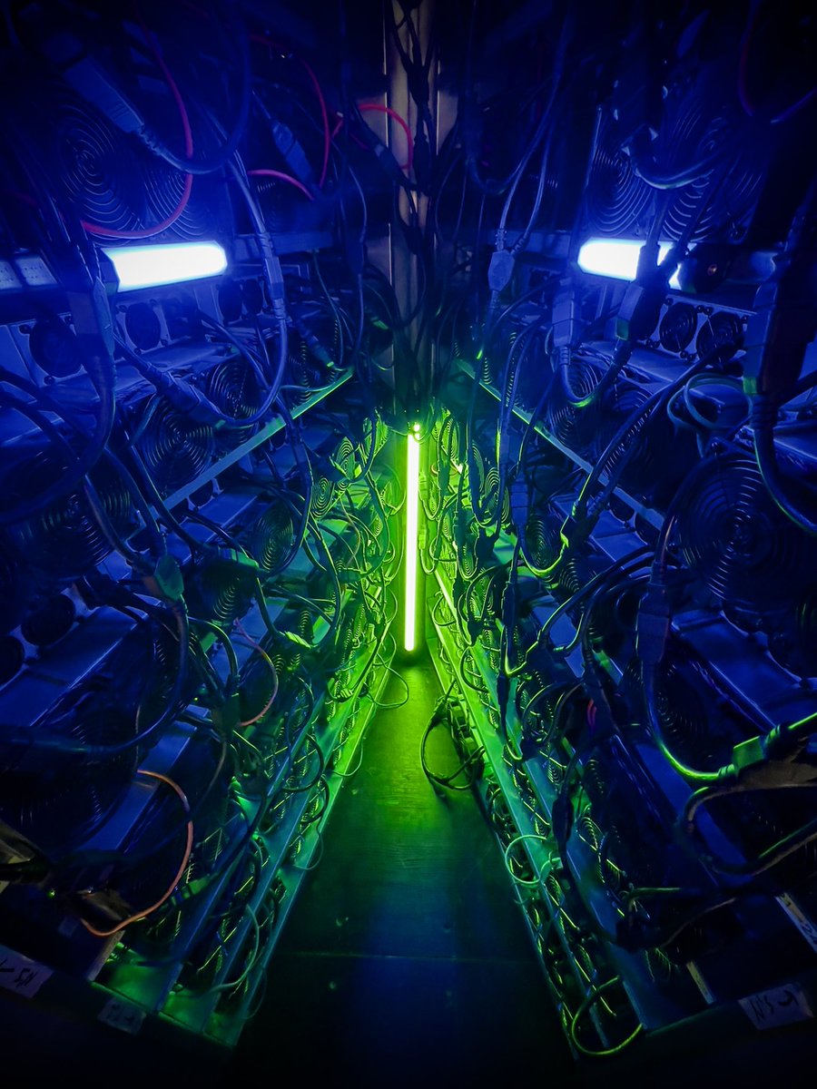 TannerHank's tweet photo. The site has been running smooth now for over a month.  It’s kind of like a buffet line - a little #immersion, a little air-cooled, you pick!

#bitcoin #technology #engineering https://t.co/ipG9f1Yx8a