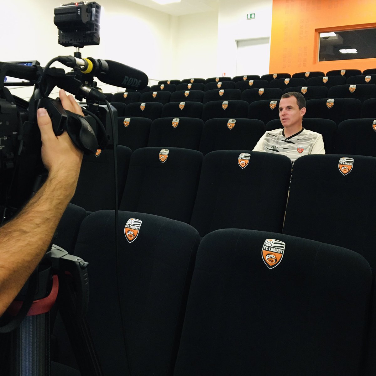PaulMariGouzerh's tweet photo. 🎥 Reportage de @PVSportFR sur les Merlus 🐟 à retrouver vendredi soir avant #AJAFCL et dimanche soir dans #DimancheSoirFootball ! https://t.co/xbAAV9JJas