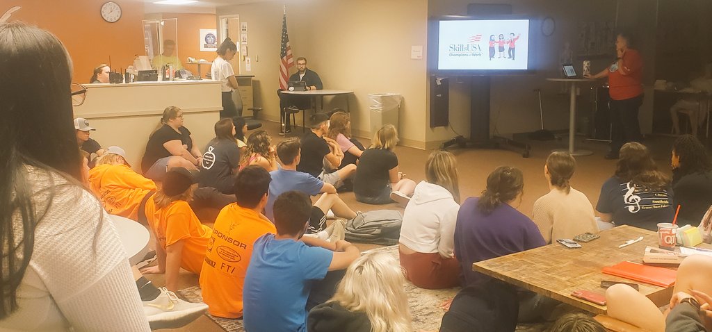 Jbarnumoatc's tweet photo. OATC SkillsUSA Kick off meeting!!  @SkillsUSA @ksskills @OATCElectronics @OATCRoadrunners #OPSforTheirFuture https://t.co/hdtHCxq40U