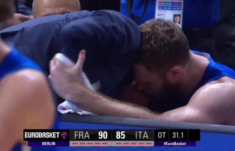 MarcoAMunno's tweet photo. Nell'abbraccio fra coach Pozzecco e Nik Melli tutto il cuore di un'@Italbasket che ancora una volta, contro lo squadrone francese dopo aver superato i favoritissimi serbi, ci ha emozionato tutti 💙

#EuroBasket 
#EuropeiTipo https://t.co/Q699thFWDm