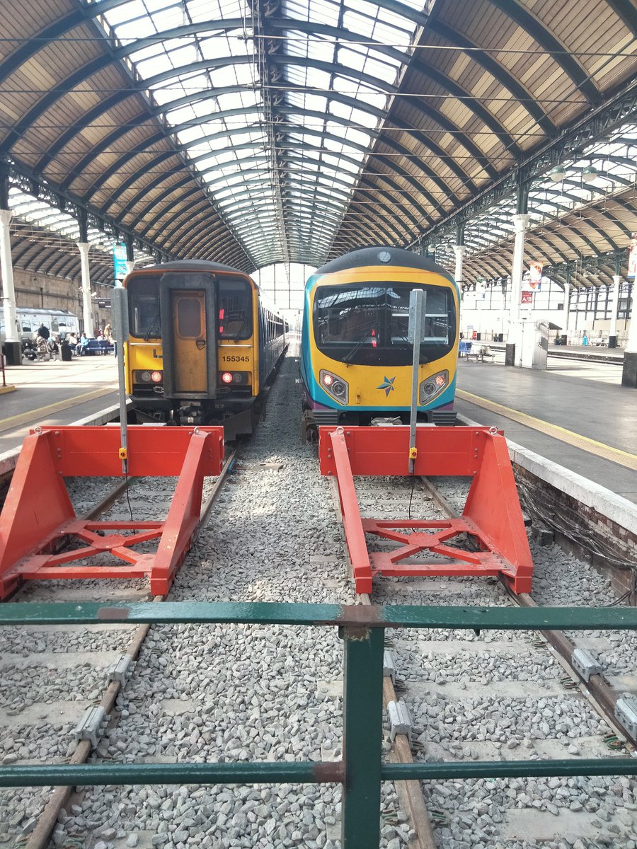 Harrod15S's tweet image. Northern 155345 &amp;amp; Trans Pennine Express 185106 standing at Hull station this lunchtime
#class155 #class185 #trains #hullstation #tpe #northern