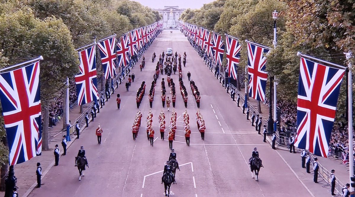 _cloudy_a's tweet photo. Very touching, stately, impressive...the music, the bells and gunshots, all the people along the route, all the people queueing to say their goodbyes ❤️ #QueenElizabeth #QueensProcession https://t.co/XNf7rEmgrC
