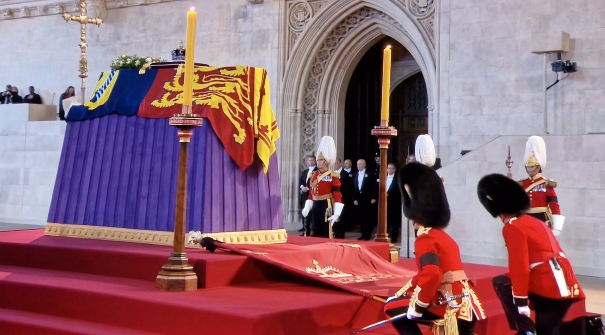 _cloudy_a's tweet photo. Very touching, stately, impressive...the music, the bells and gunshots, all the people along the route, all the people queueing to say their goodbyes ❤️ #QueenElizabeth #QueensProcession https://t.co/XNf7rEmgrC