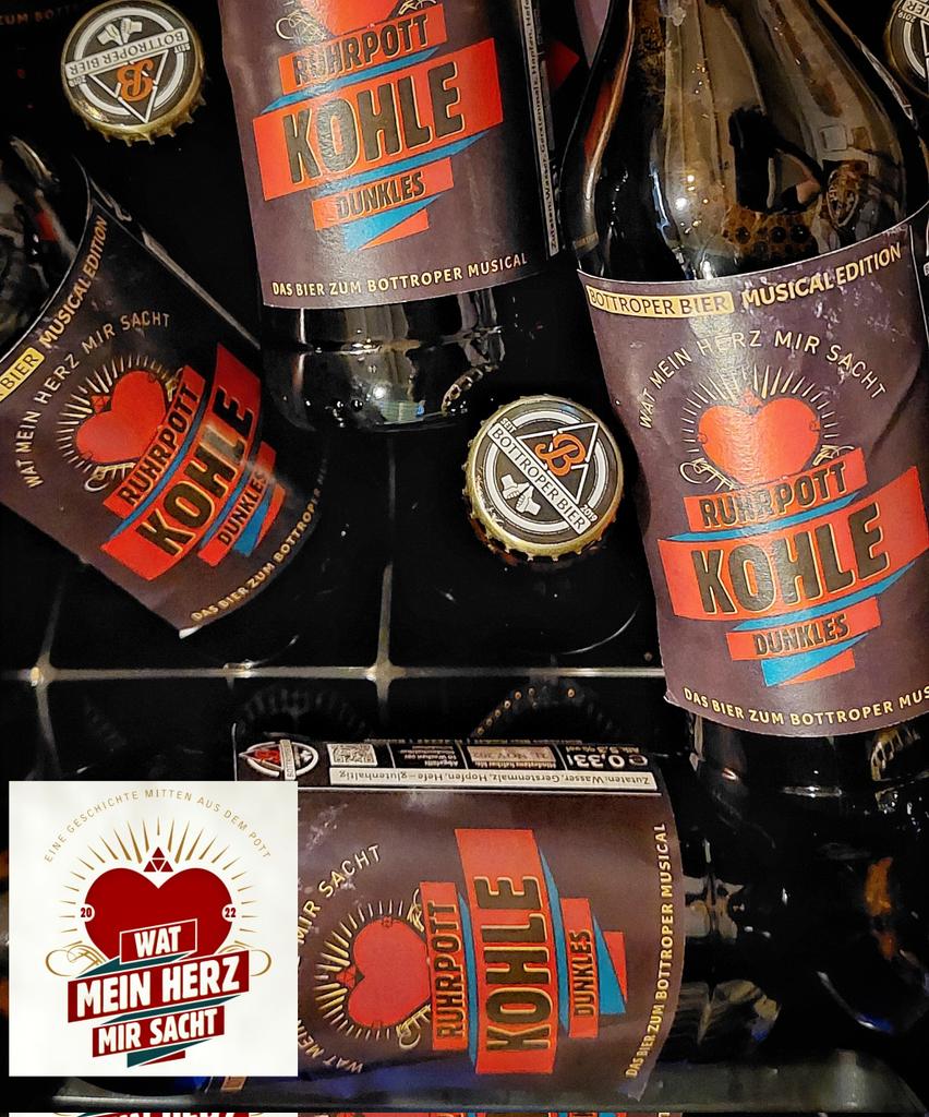 BottroperBier's tweet photo. Natürlich wird den Musical-Fans auch eine passende kulinarische Seite geboten, die zu Bottrop perfekt passt. Neben der Wurst vom @imbisamtetraeder gibt's die Musical-Edition unserer Biere. 
Mehr Infos unter: https://t.co/Zv5rtpax53
#bottropmusical #watmeinherzmirsacht https://t.co/uBe9lzKjT4