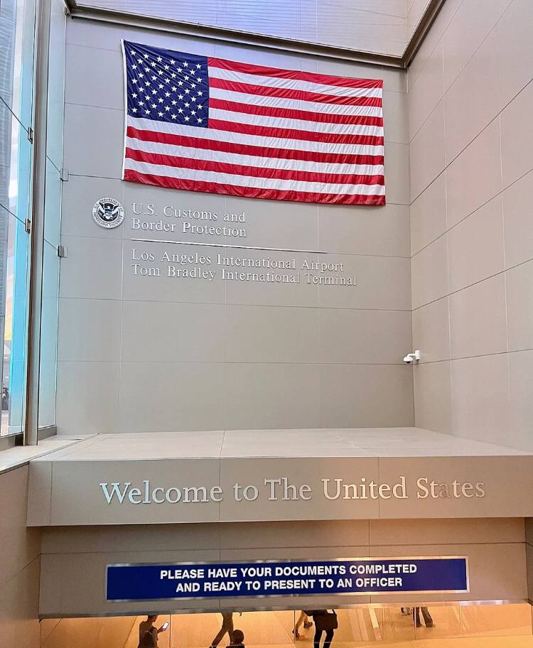 Koharu8527's tweet photo. After more than ten hours of flight time, we finally landed in Los Angeles, USA
This is also very happy and stressful
But after waiting for a long time to go out, I always need to wait for customs inspection, now it is safe!
Looking forward to the trip to Los Angeles and Boston~ https://t.co/uKmnGITeym