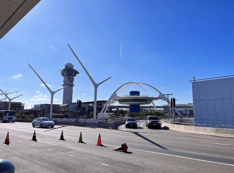 Koharu8527's tweet photo. After more than ten hours of flight time, we finally landed in Los Angeles, USA
This is also very happy and stressful
But after waiting for a long time to go out, I always need to wait for customs inspection, now it is safe!
Looking forward to the trip to Los Angeles and Boston~ https://t.co/uKmnGITeym