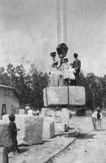 AnaLCepeda's tweet photo. La Columna de la Independencia , "el Ángel", es una Victoria Alada, en todo caso: ¡Ángela!… porque es mujer. Aquí una foto de los niños Rivas Mercado en la ceremonia que acompañó la colocación de la primera piedra en 1902. 

¡Gracias Marlyn por esta foto para mi libro! https://t.co/rCKcplqpKD