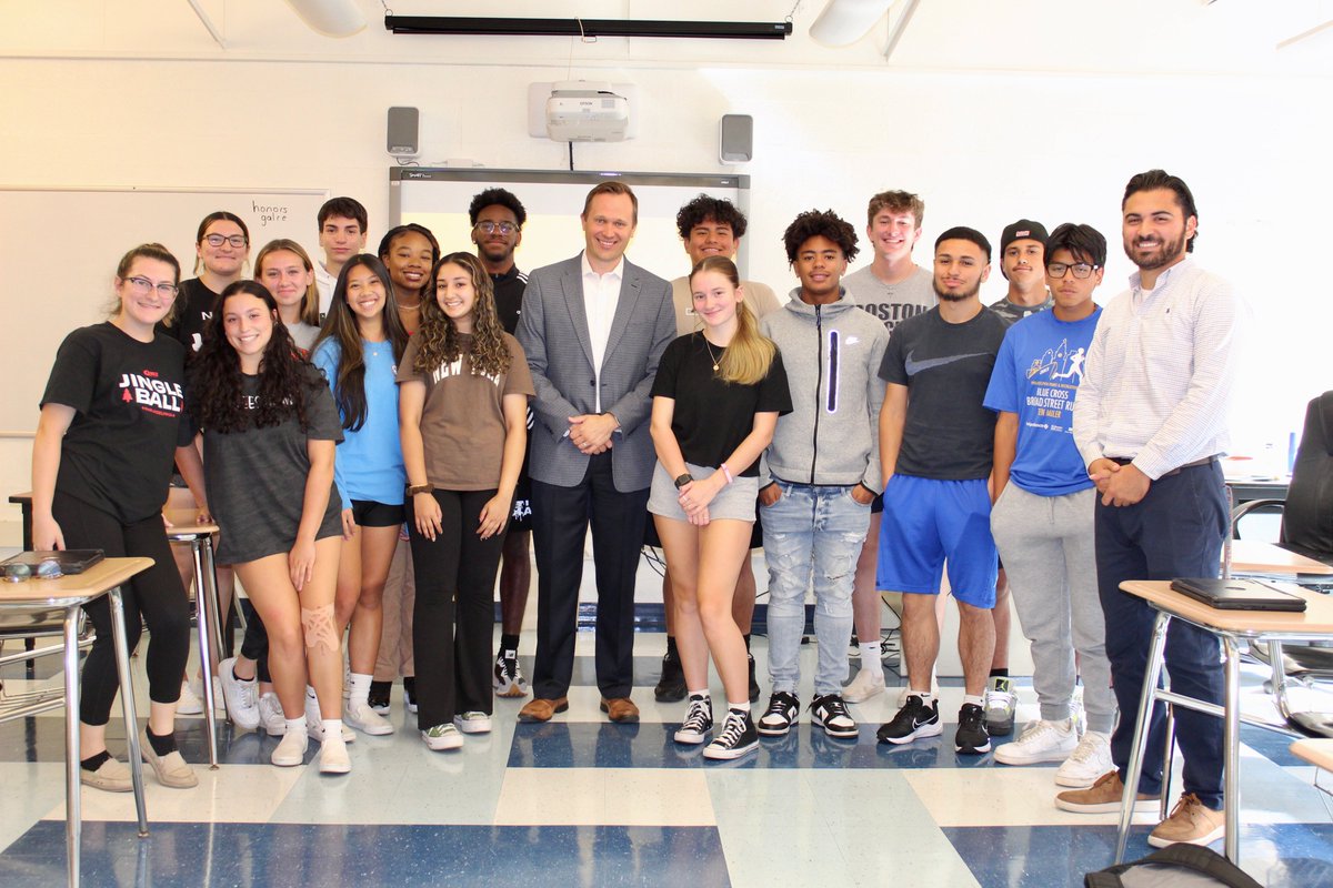 WeAreHTSD's tweet photo. 📣 TODAY in Hamilton! 🐝

Mr. Iorio's @HTSD_West GALRE (Government and Law Related Experiences) students had a special visitor today @afjeffmartin @HamiltonTwpNJ 

Thank you for your time, Mayor!

#HTSD #HTSDpride
@ScottRRocco @HTSDSecondary @HTSDCurriculum @WestVP_Flanagan https://t.co/eYxp579ZR4