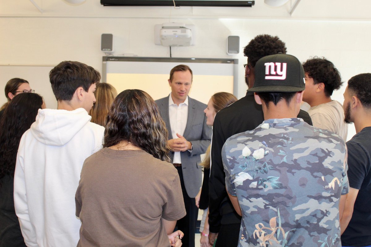 WeAreHTSD's tweet photo. 📣 TODAY in Hamilton! 🐝

Mr. Iorio's @HTSD_West GALRE (Government and Law Related Experiences) students had a special visitor today @afjeffmartin @HamiltonTwpNJ 

Thank you for your time, Mayor!

#HTSD #HTSDpride
@ScottRRocco @HTSDSecondary @HTSDCurriculum @WestVP_Flanagan https://t.co/eYxp579ZR4