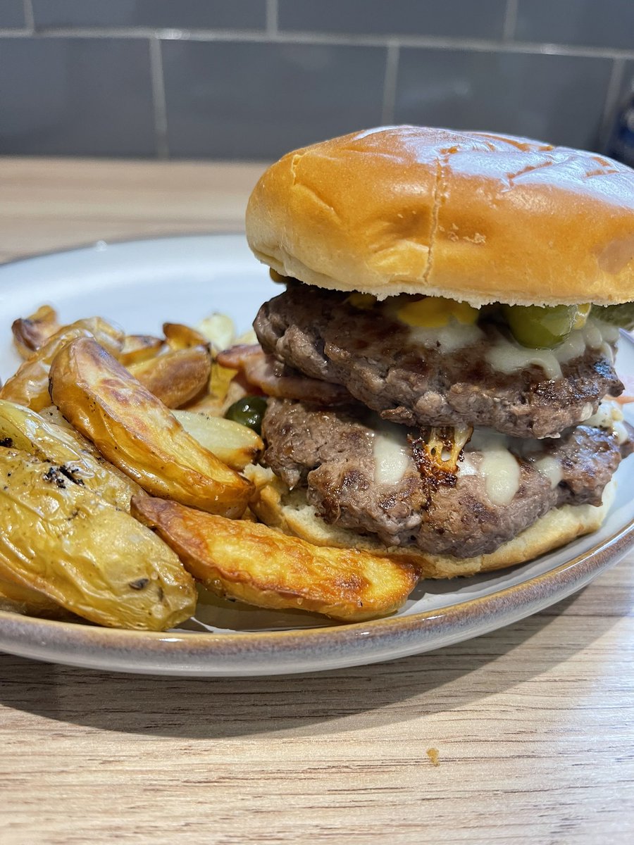 Pre-match bacon cheese burger and chips - 700 calories

Homemade chips and burger patty’s, all from scratch in Under 40 minutes.

Enabling you to stay “on track”, whilst enjoying the foods you love and also not costing £12!! 

#wba #burger #flexibledieting