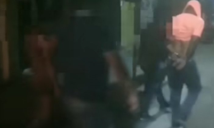 lysaurafuentes's tweet photo. Nueve personas vinculadas a la  trata de mujeres fueron detenidas este miércoles por funcionarios de la División de Investigaciones Penales (DIP) de la PNB. Las víctimas era llevadas a diferentes hoteles del paseo Libertador de San Fernando de Apure/ Primera foto: Lysaura Fuentes https://t.co/RpeHZ4IWcq