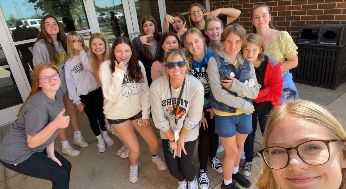 ib327_FCS's tweet photo. Walking = Wellness. We participated in #WorkoutWednesday and enjoyed the sunshine on our faces. Be Active, Be Healthy, Be Happy! @IBES_PE #ibtigerpride #wellness https://t.co/tMSc5Qrz4e
