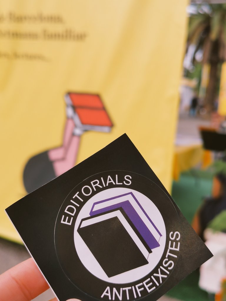 pol_lenedicions's tweet photo. LA SETMANA Fins diumenge 18/9 passegeu per les novetats i el fons de les editorials de la @LaSetmana Nosaltres repetim companyia i ens trobareu a la parada 83 amb @ed_tremendes #llibres #liburuak #kutub!! https://t.co/h3HlXXhXla