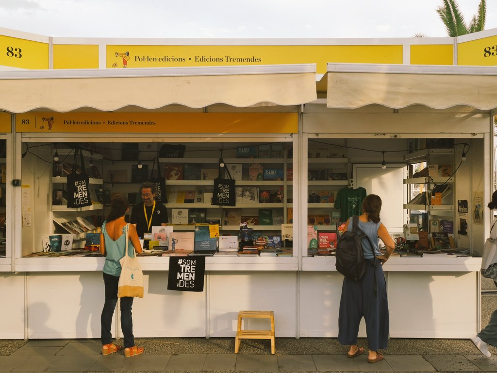 pol_lenedicions's tweet photo. LA SETMANA Fins diumenge 18/9 passegeu per les novetats i el fons de les editorials de la @LaSetmana Nosaltres repetim companyia i ens trobareu a la parada 83 amb @ed_tremendes #llibres #liburuak #kutub!! https://t.co/h3HlXXhXla