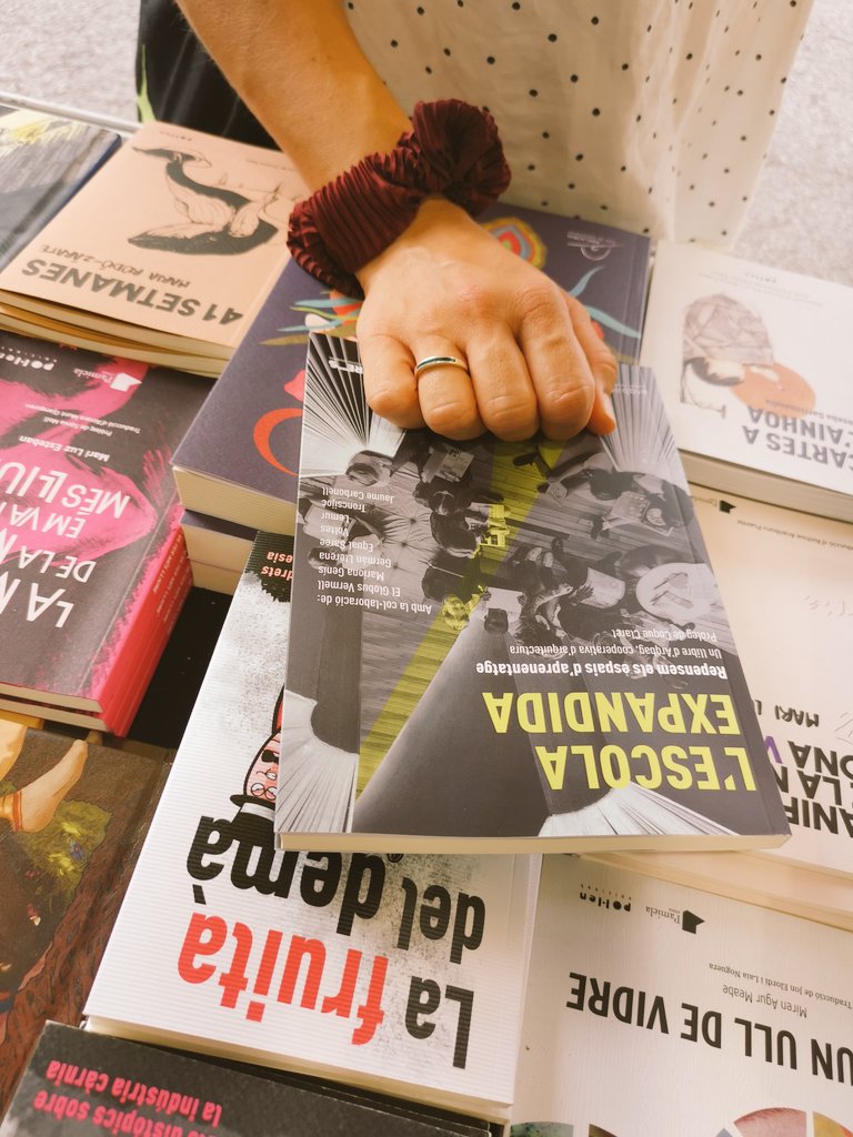 pol_lenedicions's tweet photo. LA SETMANA Fins diumenge 18/9 passegeu per les novetats i el fons de les editorials de la @LaSetmana Nosaltres repetim companyia i ens trobareu a la parada 83 amb @ed_tremendes #llibres #liburuak #kutub!! https://t.co/h3HlXXhXla