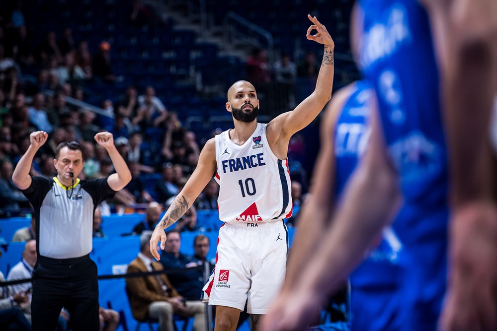 Be_BasketFr's tweet photo. 𝑳𝑬 𝑴𝑰𝑹𝑨𝑪𝑳𝑬, 𝑬́𝑷𝑰𝑺𝑶𝑫𝑬 𝑫𝑬𝑼𝑿 !

😨 Menés de 7 points à deux minutes de la fin par l'Italie, les Bleus sont en demi-finale de l'EuroBasket (93-85, a.p.) !

👑 Thomas Heurtel président ! 

➡️ https://t.co/Sh7bGVrmIB https://t.co/CpwluAmw62