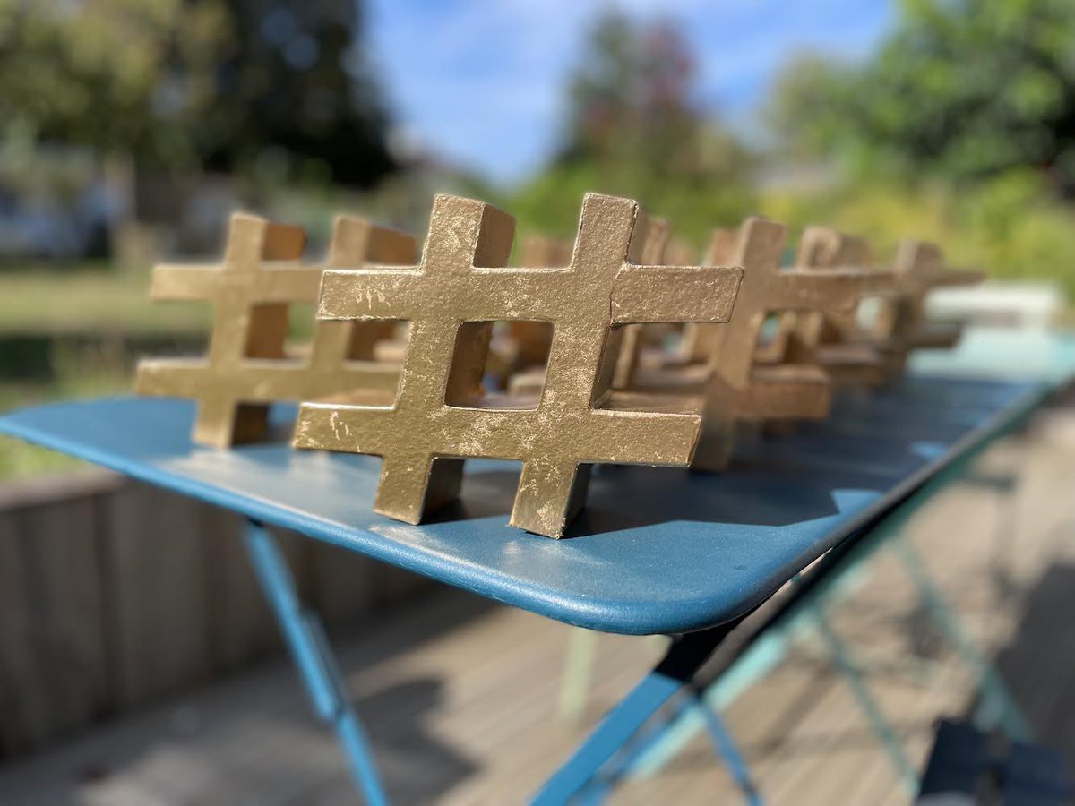 MyObservatoire's tweet photo. Demain, à cette heure, nous clôturerons la cérémonie des #Hashtags22 aux Rencontres numériques de la #compublique @cap_com . Vivez l’événement en direct avec nous, à distance, ou IRL avec un cocktail 🍹 https://t.co/GqsXLkCXZv