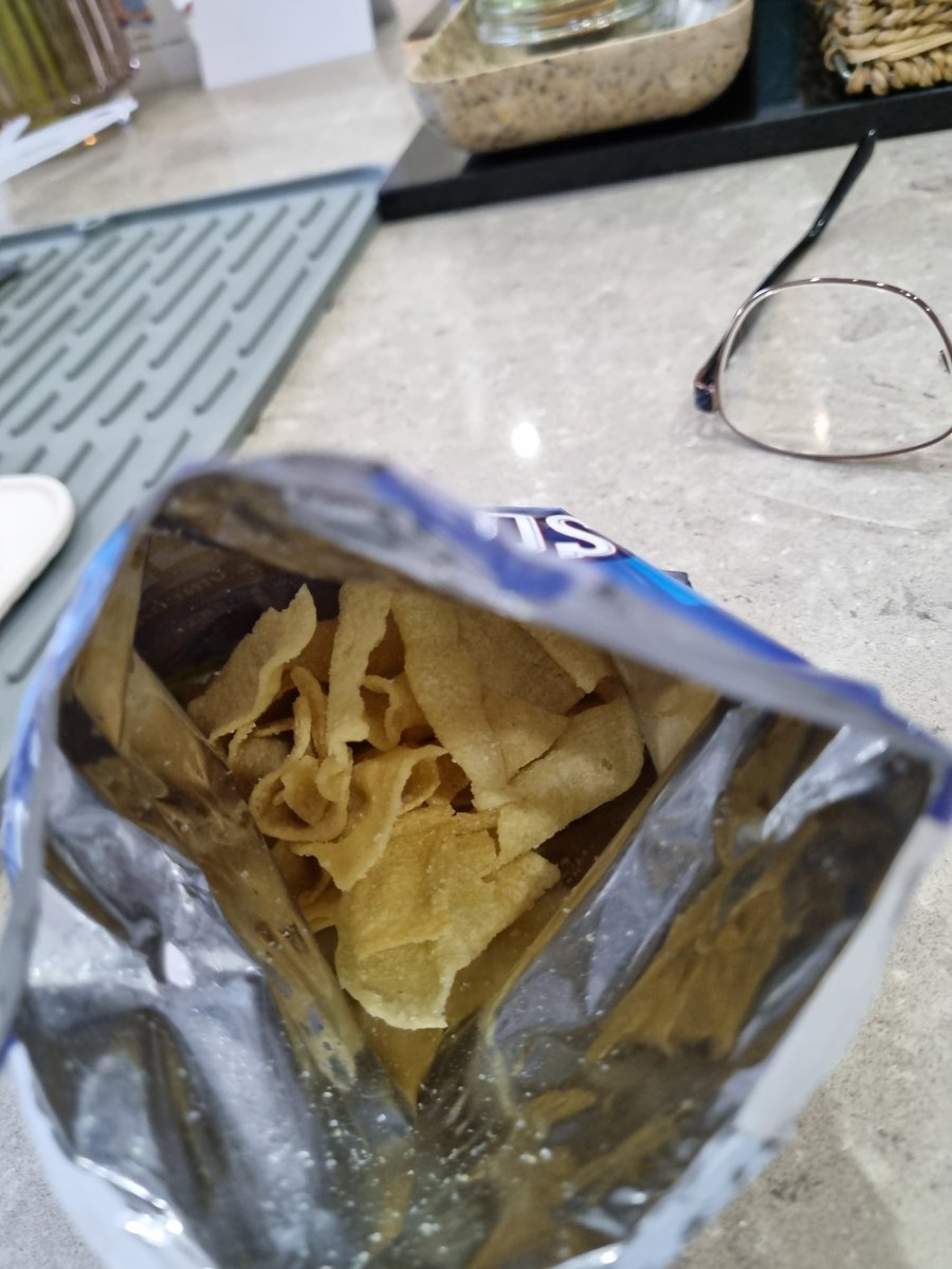 WensterWenz's tweet photo. @walkers_crisps every packet in my squares multipack is full of broken, curly, too thin and defective pieces. What's all that about? #walkerssquares #noqualitycontrol #refundplease https://t.co/pyWgRm3Xf0