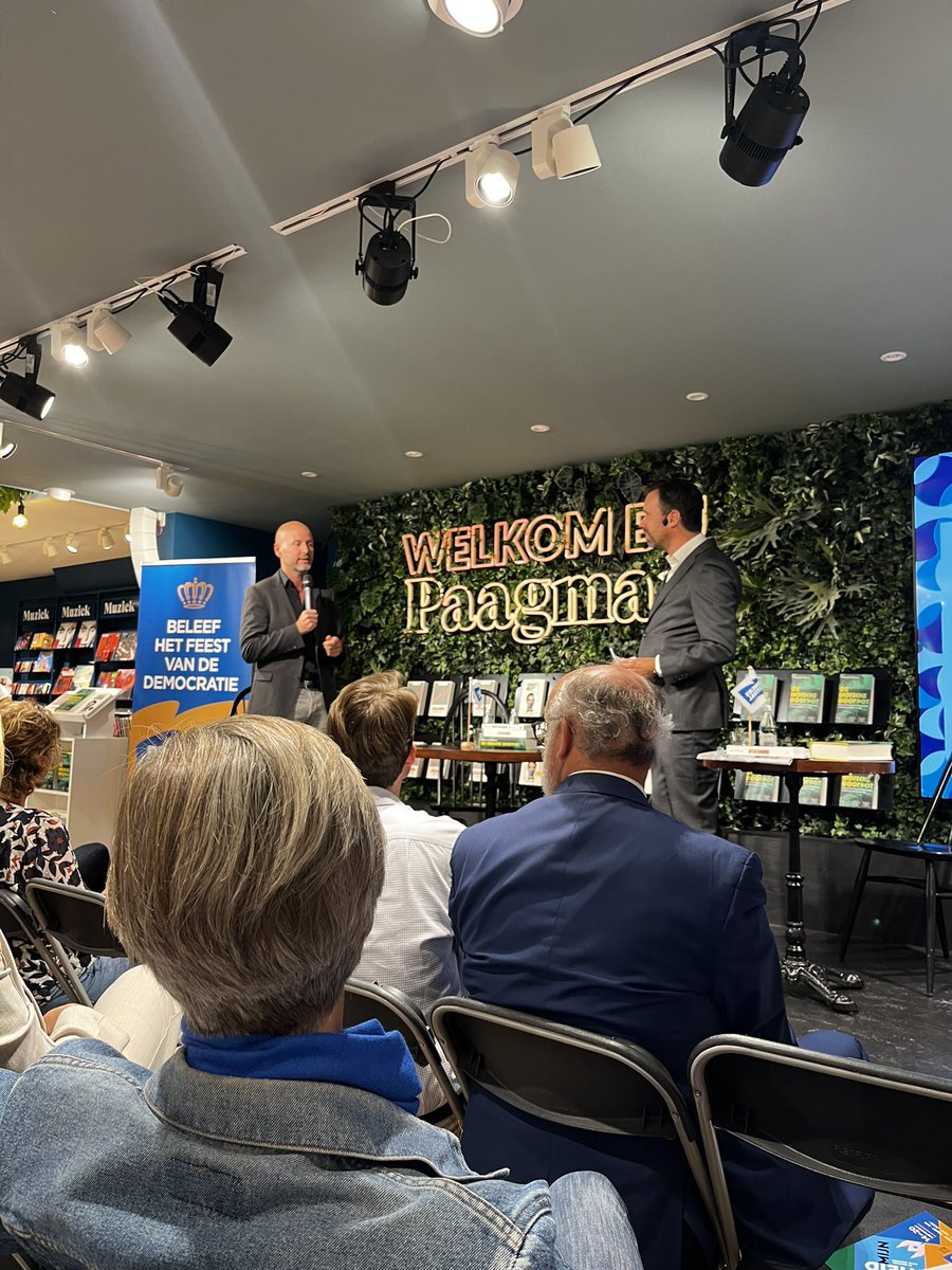 Zojuist hebben <a href="/apjvalk/">Guus Valk</a> en <a href="/markverheijen1/">Mark Verheijen</a> de Avond van het Politieke Boek geopend! Zometeen zal Guus Valk in gesprek gaan met de drie genomineerden!