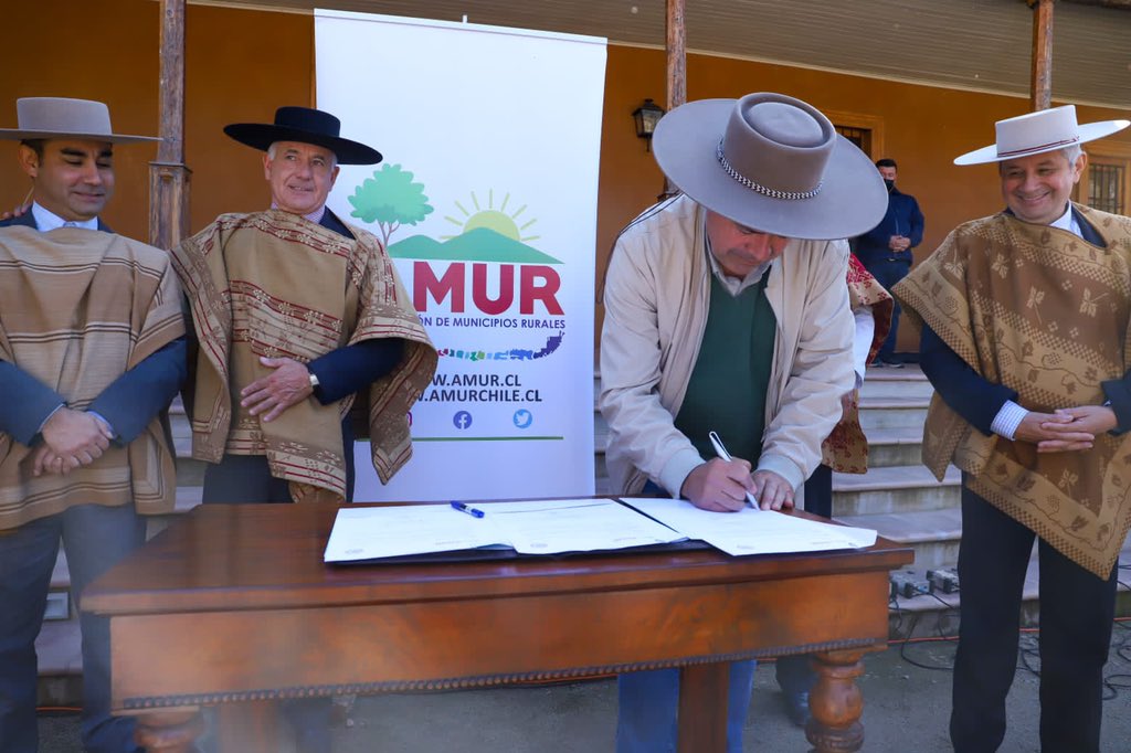 MinagriCL's tweet photo. Esta mañana, el ministro @tvalenzuelavt firmó un convenio con @AMUR_CHILE y la Federación del Rodeo Chileno para fortalecer las tradiciones chilenas y la ruralidad 🇨🇱, buscando generar vínculos de colaboración enfocados en el desarrollo económico y social en comunas rurales👩🏻‍🌾👨🏻‍🌾 https://t.co/pNPQ0eyAuo