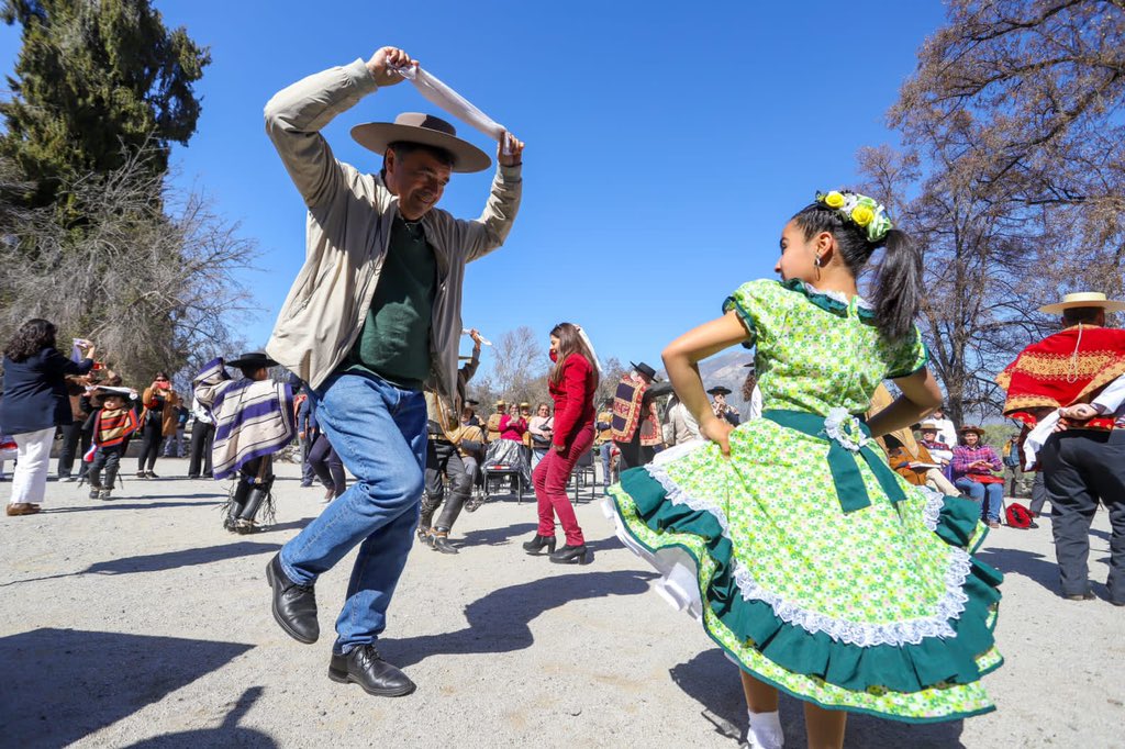 MinagriCL's tweet photo. Esta mañana, el ministro @tvalenzuelavt firmó un convenio con @AMUR_CHILE y la Federación del Rodeo Chileno para fortalecer las tradiciones chilenas y la ruralidad 🇨🇱, buscando generar vínculos de colaboración enfocados en el desarrollo económico y social en comunas rurales👩🏻‍🌾👨🏻‍🌾 https://t.co/pNPQ0eyAuo