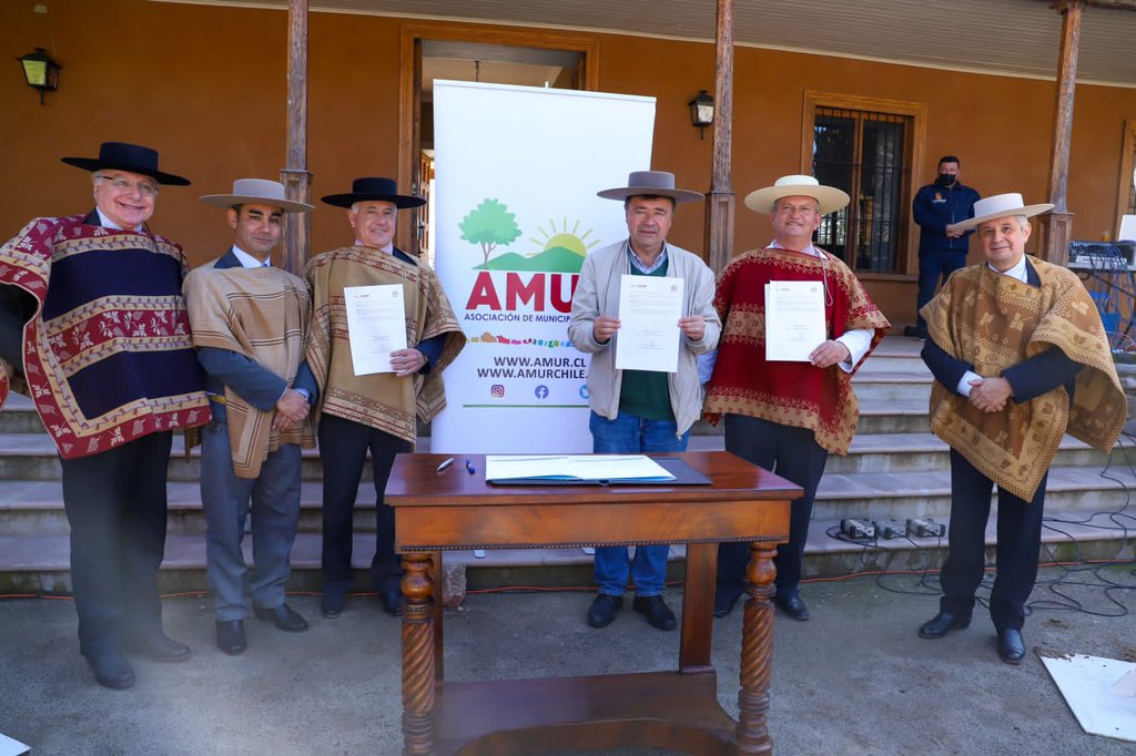 MinagriCL's tweet photo. Esta mañana, el ministro @tvalenzuelavt firmó un convenio con @AMUR_CHILE y la Federación del Rodeo Chileno para fortalecer las tradiciones chilenas y la ruralidad 🇨🇱, buscando generar vínculos de colaboración enfocados en el desarrollo económico y social en comunas rurales👩🏻‍🌾👨🏻‍🌾 https://t.co/pNPQ0eyAuo