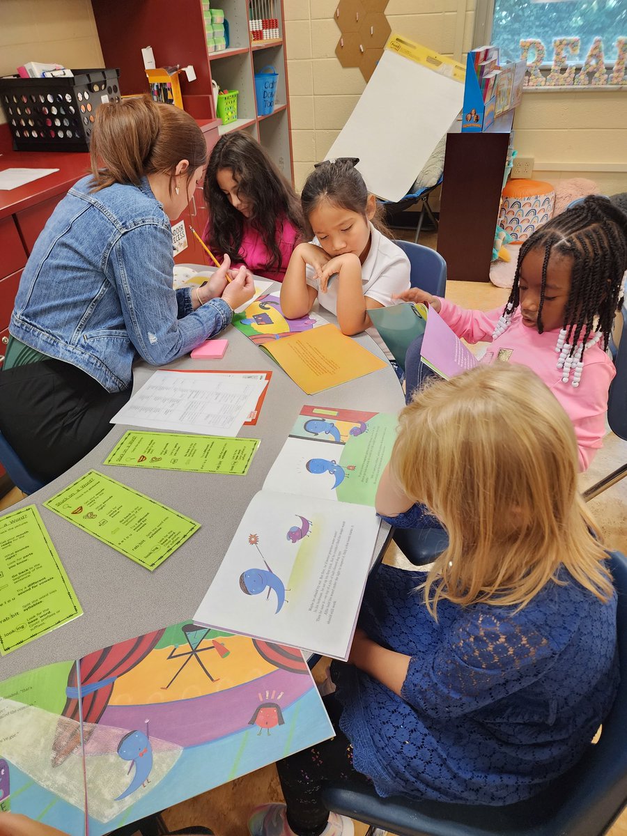 RCE_Mustangs's tweet photo. Working hard in reading groups! #DifferenceMakers #MultilingualMustangs https://t.co/D1X6hCsqrH