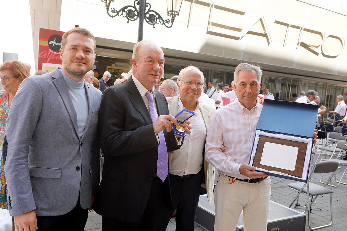 AytoAlbacete's tweet photo. 📣El Equipo de Gobierno del Ayuntamiento de #Albacete agradece el reconocimiento🏅 de #Amithe al exalcalde #PérezCastell por su aportación a la recuperación del @TeatroCircoAB. https://t.co/fck6zWG14y