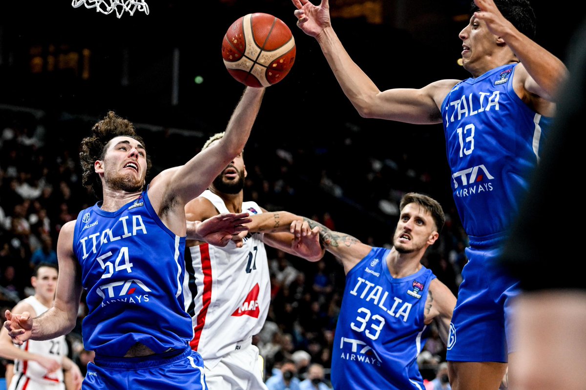 ItaliaTeam_it's tweet photo. 𝐎𝐫𝐠𝐨𝐠𝐥𝐢𝐨𝐬𝐢 𝐝𝐢 𝐯𝐨𝐢. 🏀💙

All’overtime vince la Francia, una magnifica Italia eliminata ai quarti di finale.

#ItaliaTeam | #EuroBasket | @Italbasket https://t.co/hkAB9gaWVm