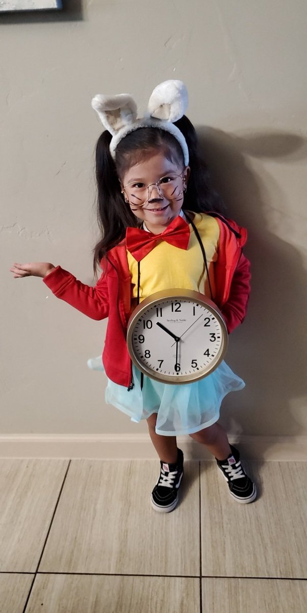 jacquee3503's tweet photo. Americas homecoming week.
#aliceinwonderland #whiterabbit #cardguards #futureblazers https://t.co/RnWb4yU0TJ