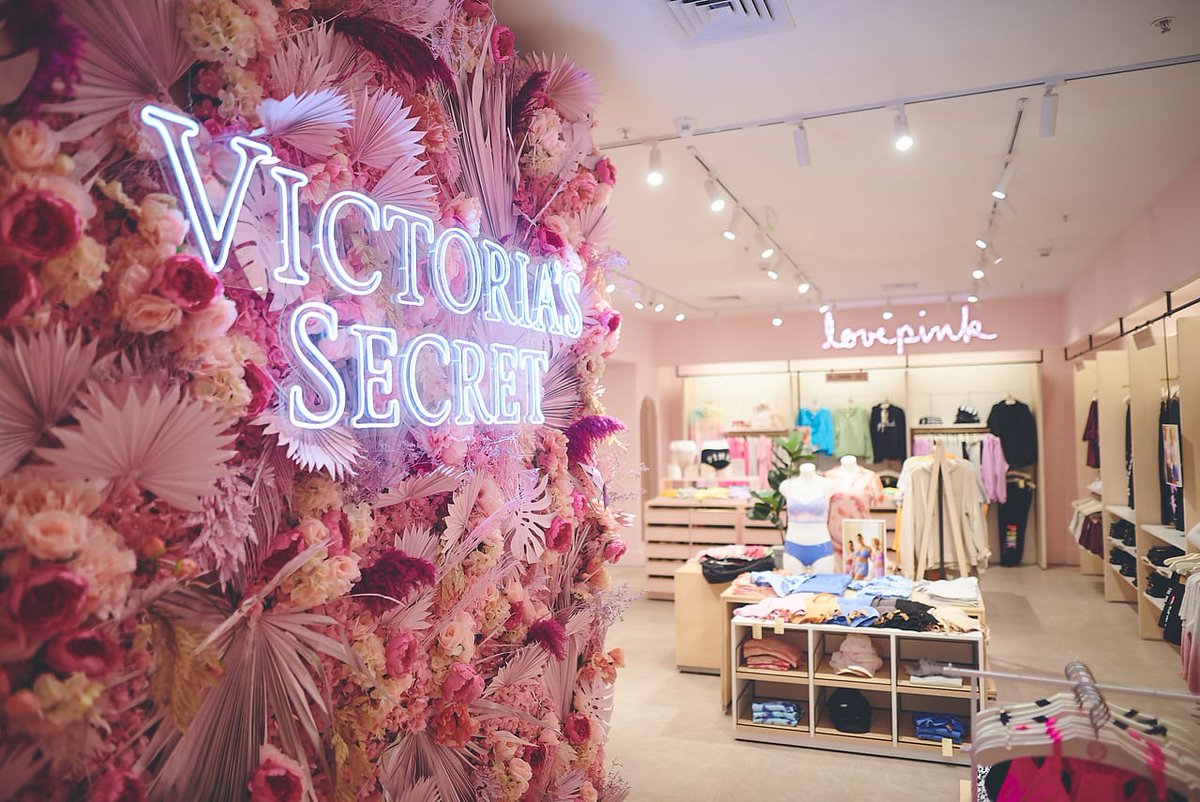 gophoenixing's tweet photo. Here’s the sneak-peak to World’s most loved and iconic launch at Phoenix Palladium, Mumbai!
Visit @VictoriasSecret store today and explore the epitome of glamour and elegance with mind-boggling launch offers!
#PhoenixPalladium #VictoriasSecret #VictoriasSecretIndia #VSLovesIndia https://t.co/D2u7DdmrPq