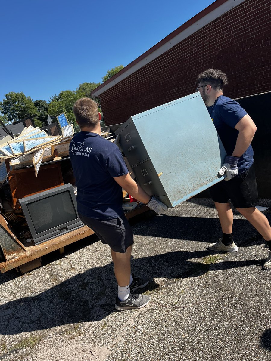 BeloitBucsFB's tweet image. Last week, a few of our guys were able to volunteer their time to help transform an abandoned elementary school into a 20 unit residence and 70 unit daycare center for parents with young children who are moving from homelessness towards stable housing. #WINWednesday #GoBucsWIN
