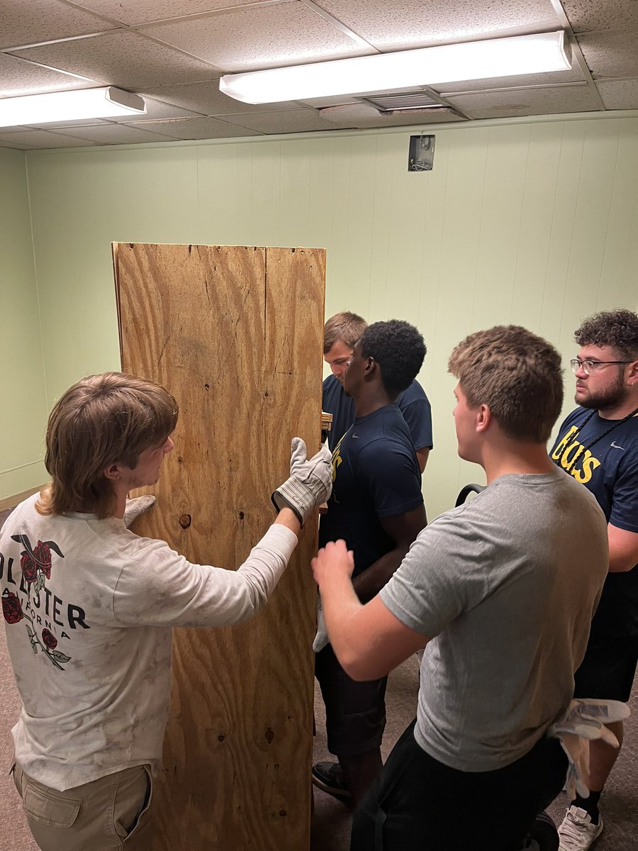 BeloitBucsFB's tweet image. Last week, a few of our guys were able to volunteer their time to help transform an abandoned elementary school into a 20 unit residence and 70 unit daycare center for parents with young children who are moving from homelessness towards stable housing. #WINWednesday #GoBucsWIN