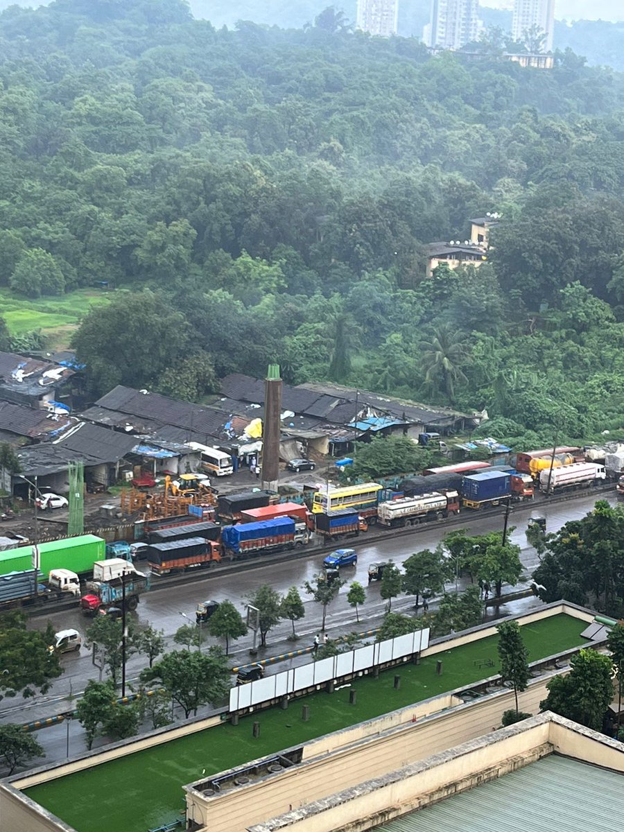 dashytriptee's tweet image. the infamous traffic mess is getting normalised! 15 mins drive translating to an hour!! In the early hours, school kids face the brunt.
ain&apos;t there a solution to this!?
please administer the traffic discipline
#thanemunicipalcorporation #Thanetrafficpolice #GodhbunderCongestion