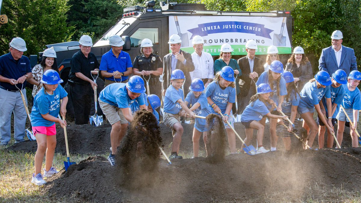 cityoflenexa's tweet photo. One new facility &amp; countless community benefits. Yesterday, City leaders, staff &amp; members of the community broke ground on the new Lenexa Justice Center. 

Learn how this facility will better serve you, our community and our @LenexaPolice officers ➡️ https://t.co/qvERo5XepJ. https://t.co/TwTCuFTvZu