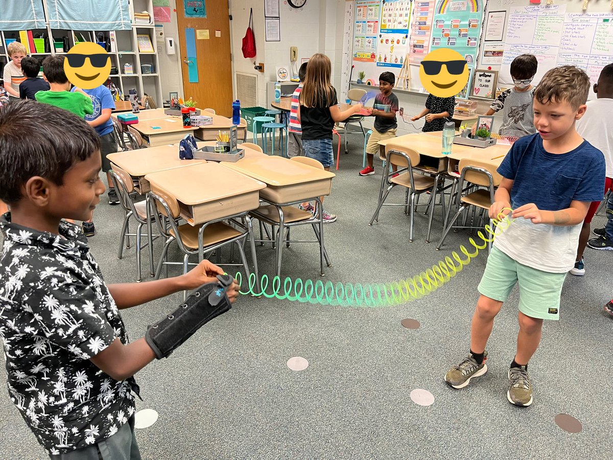 MrsBakerMES's tweet photo. Exploring sound waves using slinkies. https://t.co/0jeuc0BvWX