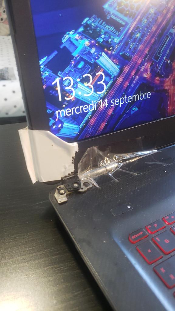 Millie_ren's tweet photo. @SqueezieTV @ASUS_ROG_FR @IntelFrance Sauvez moi!!! Le mien vient de subir un combat de chat... il a perdu,  les deux chats vont bien en revanche XD ...  ;-) https://t.co/KzuwEvkYuH