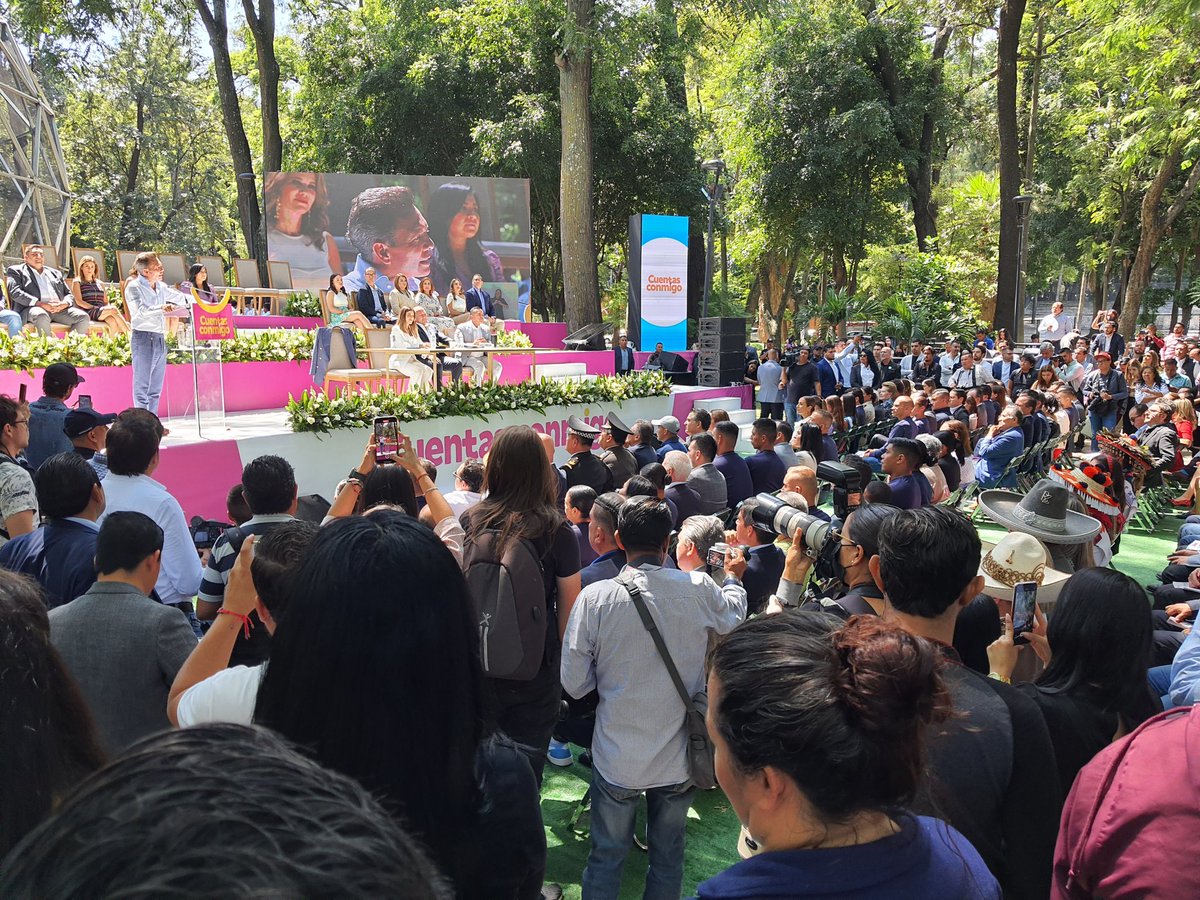 MiguelZarateH's tweet photo. Hoy es un proyecto que mejora cada día con el trabajo del Presidente @PabloLemusN, porque hacemos equipo con las personas para lograr  la ciudad que todos queremos.

#GestiónIntegralGDL
#InformeGuadalajara https://t.co/7XirO9NMnf